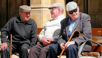 H Ελλάδα το 2060: Δραματικά στοιχεία για τη γήρανση του πληθυσμού, τους μετανάστες, το ΑΕΠ, το εργατικό δυναμικό