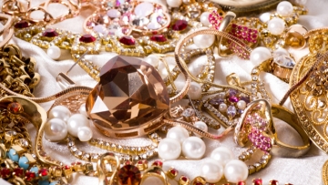 Ανταλλαγή μηνύσεων για κλοπή κοσμημάτων!