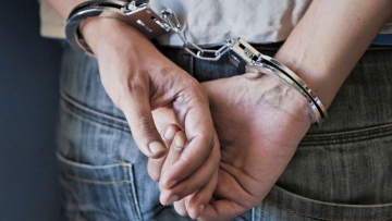 Πυροβόλησε με καραμπίνα εναντίον δύο εργατών