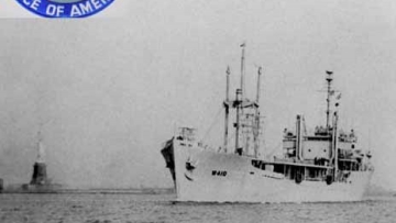 Το «Κούριερ» διέρχεται από το άγαλμα της Ελευθερίας στη Νέα Υόρκη πριν καταπλεύσει στη Ρόδο...