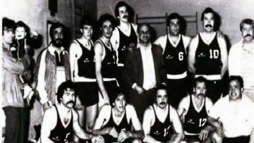 Ο προπονητής που διδάσκει μπάσκετ στη Ρόδο και έκανε καριέρα στην Α1 με τρία δάχτυλα!