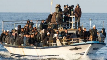 «Τσίμπησαν» δουλέμπορο και δέκα λαθρομετανάστες στη Σύμη