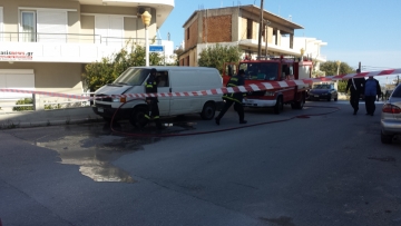 Κινητοποίηση της Πυροσβεστικής για φωτιά σε σταθμευμένο αυτοκίνητο