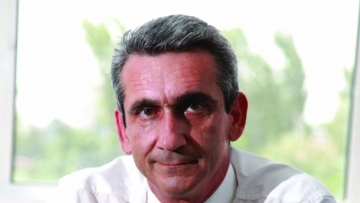 Mπρος γκρεμός και πίσω ρέμα!