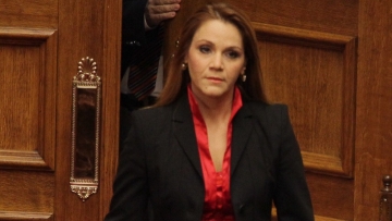  «Οι Έλληνες και οι Ελληνίδες νιώθουν προδομένοι και εσείς έχετε ακόμα το θράσος να τους μιλάτε για ανάπτυξη»; 