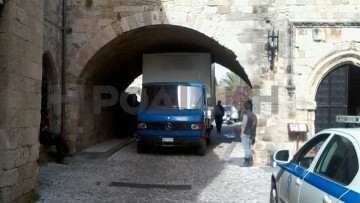 Φορτηγό «φράκαρε» στην είσοδο της Παλιάς Πόλης