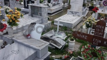 Υδροστρόβιλος κατέστρεψε 15 μνήματα