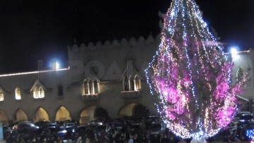 Φωταγωγήθηκε και φέτος το Χριστουγεννιάτικο δέντρο στην πλατεία Δημαρχείου (φωτορεπορτάζ)