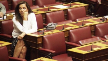 Γιατί η Ντόρα Μπακογιάννη λέει πως θα χάσουμε ένα εκατομμύριο τουρίστες 