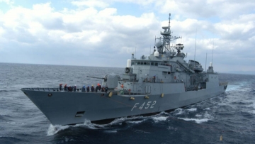 Ο υπουργός Εθνικής Άμυνας βγήκε με τη φρεγάτα Ναβαρίνο στο Αιγαίο