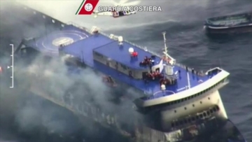 Απομακρύνθηκαν οι επιβάτες του «Norman Atlantic», πέντε οι νεκροί