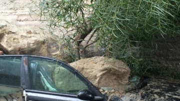 Τρομακτικό ατύχημα στη Ρόδο: Τρία λεπτά αφού βγήκε από το αμάξι, το καταπλάκωσαν βράχοι!
