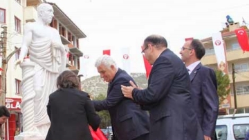 Οι Τούρκοι κατασκεύασαν άγαλμα του Ιπποκράτη, ο οποίος φυσικά, είναι... Τούρκος!