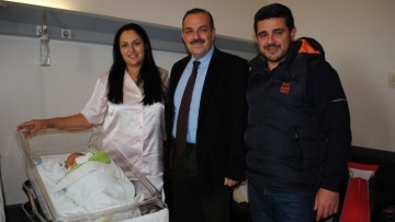 Ο δήμαρχος Ρόδου επισκέφθηκε το πρώτο παιδάκι που γεννήθηκε στη Ρόδο το 2015