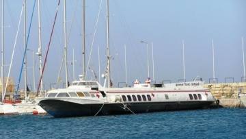 Ελεύθερες προσφορές  για το πλωτό πολυϊατρείο
