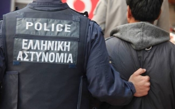 Διακινητής μεταναστών στη Σύμη τράβηξε τσεκούρι και κυνηγετικό όπλο