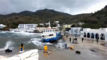 Έκτακτο: Το πλοίο "Παναγία Σπηλιανή" κινδυνεύει αυτή τη στιγμή στο λιμάνι της Νισύρου (βίντεο)