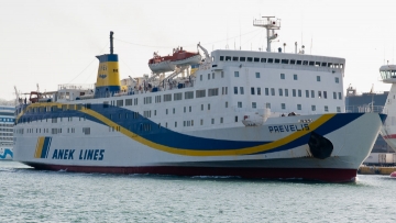 Στο λιμάνι της Θήρας προσέκρουσε το «Πρέβελης»