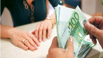 Στα γκισέ των τραπεζών  οι εναπομείναντες καταθέτες