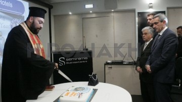 Πλήθος κόσμου στο Semiramis για την πίτα του Κολοσσού