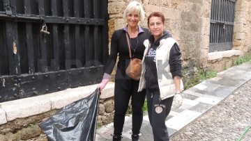 Κατόπιν πιέσεων και  με εθελοντές καθαρίστηκε (επιτέλους) η οδός Ιπποτών! 