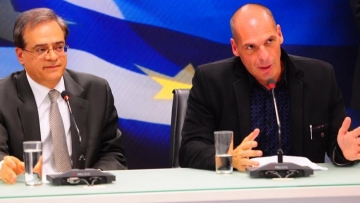 Βαρουφάκης: «Ανάπτυξη δεν σημαίνει περισσότερες Πόρσε Cayenne στους στενούς ελληνικούς δρόμους» 