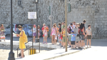 Το ρεκόρ των 24 εκατ. αφίξεων με έσοδα 12,5 δισ. πέτυχε ο τουρισμός το 2014