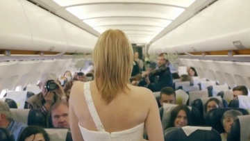 Πρόταση γάμου σε ροδίτισσα στα... 10.000 πόδια