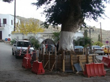 Νέο τοιχίο στην πλατεία Λίνδου