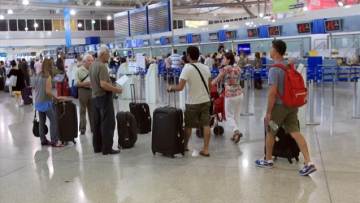 Σε υπερπτήση οι τουριστικές αφίξεις στην Ελλάδα
