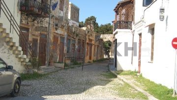 Άγνωστοι αφαίρεσαν τα  κιγκλιδώματα από την οδό Θησέως