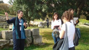 Ερώτηση για την παρακράτηση φόρου από τους ξεναγούς