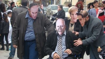 Βίντεο και φωτογραφίες: "Επεισοδιακό" το καρναβάλι της Λάρδου λόγω... Σόιμπλε και Μέρκελ