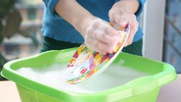 Το πλύσιμο των πιάτων στο χέρι  προστατεύει τα παιδιά από αλλεργίες