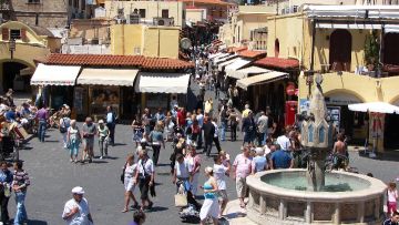 Θα φωτιστεί εσωτερικά το σιντριβάνι  της Πλατείας Ιπποκράτους στην Παλιά Πόλη
