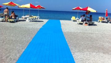 Υπάρχουν ράμπες στις παραλίες για τα άτομα με ειδικές ανάγκες
