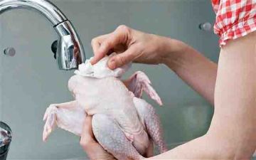 Σταματήστε να πλένετε το ωμό κοτόπουλο