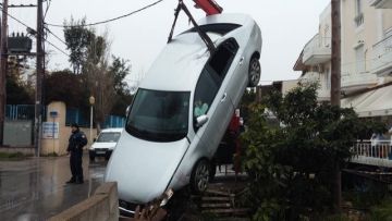 Ρόδος: Αυτοκίνητο έπεσε μέσα σε αυλή σπιτιού