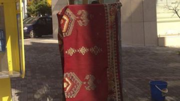 Έβαλαν... μπουγάδα τα κιλίμια στην πλατεία Κύπρου