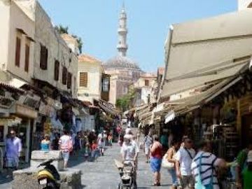 Tα Εμπορικά καταστήματα της Παλιάς Πόλης πρέπει να είναι ανοιχτά και το χειμώνα