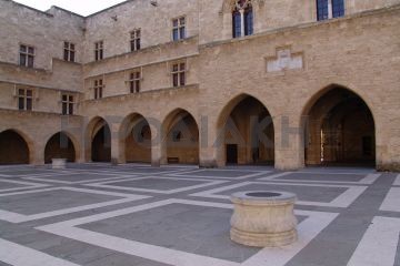 Στάζει το Καστέλο και τα νερά πέφτουν σε ψηφιδωτά και έπιπλα! 