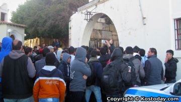 Ένταση έξω από το Αστυνομικό τμήμα της Κω (βίντεο)