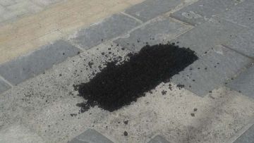 Δεν βρήκαν τρεις πλάκες και έριξαν… πίσσα