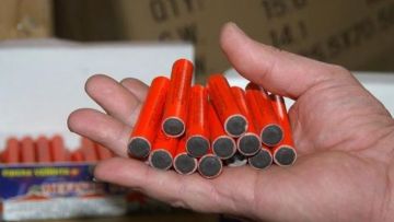 «Μπλεξίματα» για 43χρονη που πουλούσε κροτίδες σε μίνι-μάρκετ