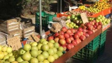 «Χειροπέδες» σε 47χρονο που πουλούσε παράνομα φρούτα στο δρόμο
