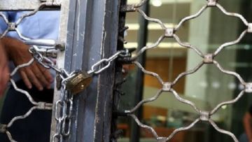 Του σφράγισαν το κατάστημα και εκείνος το άνοιξε μόνος του