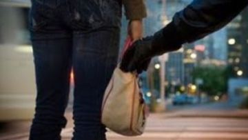 Kαταδικάστηκε ερήμην για αρπαγές τσαντών
