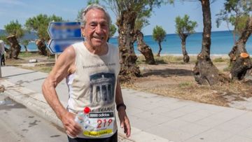Ο 84χρονος δρομέας των τριών ηπείρων έτρεξε και στο Μαραθώνιο της Ρόδου