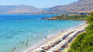 H παραλία της Καλάθου στις δέκα καλύτερες της Ελλάδας