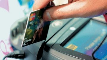 Τι λέει ο Εμπορικός σύλλογος για τις πιστωτικές κάρτες στα νησιά